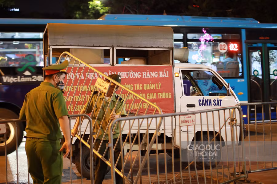 Phố đi bộ Hồ Hoàn Kiếm mở cửa trở lại, nhiều người "quên" khẩu trang ảnh 1