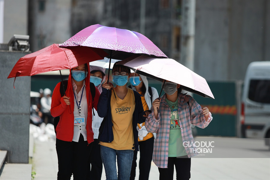 Muôn kiểu chống nắng khi Hà Nội 40 độ C ảnh 13