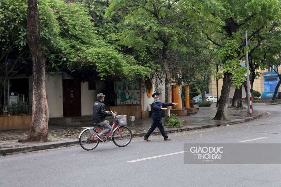 Phố phường Hà thành vắng lặng sau quyết định phạt người ra đường khi không cần thiết ảnh 10 Phố phường Hà thành vắng lặng sau quyết định phạt người ra đường khi không cần thiết ảnh 10