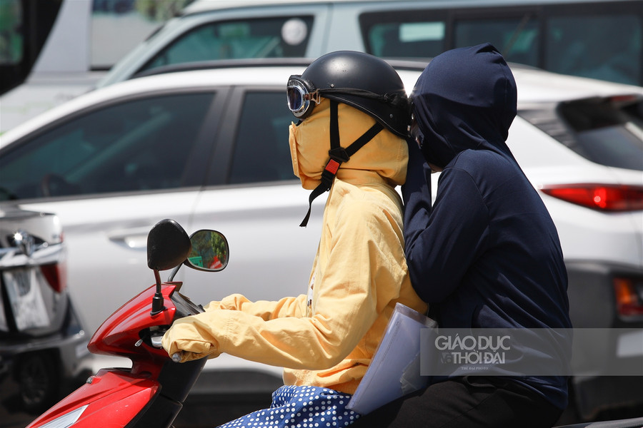 Muôn kiểu chống nắng khi Hà Nội 40 độ C ảnh 2