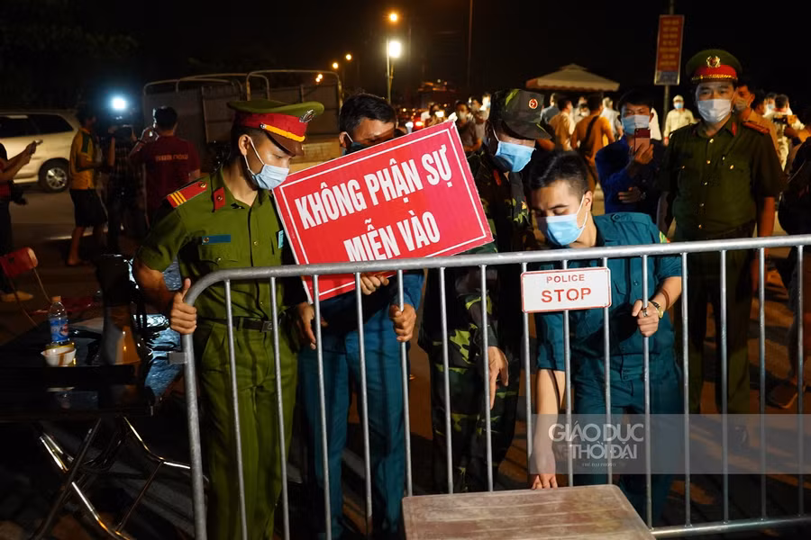 Người dân vui mừng khi dỡ bỏ cách ly thôn Hạ Lôi ảnh 3