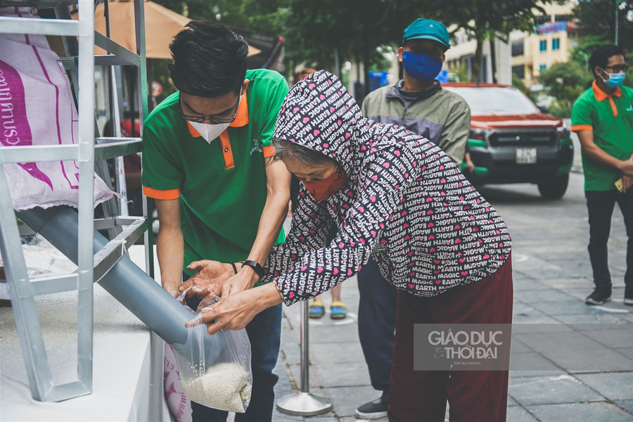 " Cây ATM gạo" thứ 2 tại Hà Nội giúp đỡ những người dân có hoàn cảnh khó khăn ảnh 9 " Cây ATM gạo" thứ 2 tại Hà Nội giúp đỡ những người dân có hoàn cảnh khó khăn ảnh 9