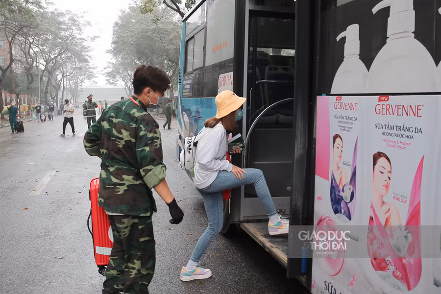 Hà Nội: Đoàn xe buýt đưa hàng trăm người hoàn thành cách ly trở về địa phương ảnh 5