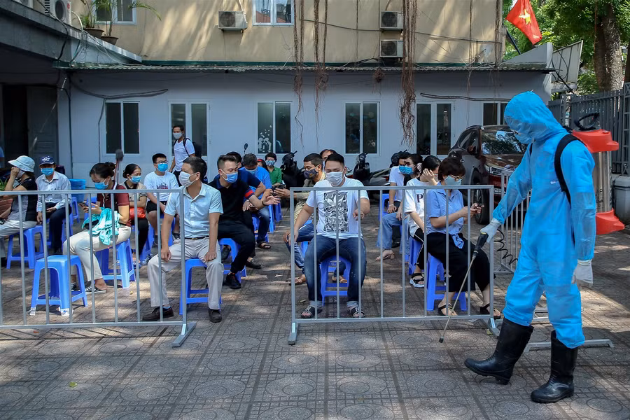 Hà Nội: Tiến hành test nhanh Covid-19 cho những người trở về từ Đà Nẵng ảnh 8