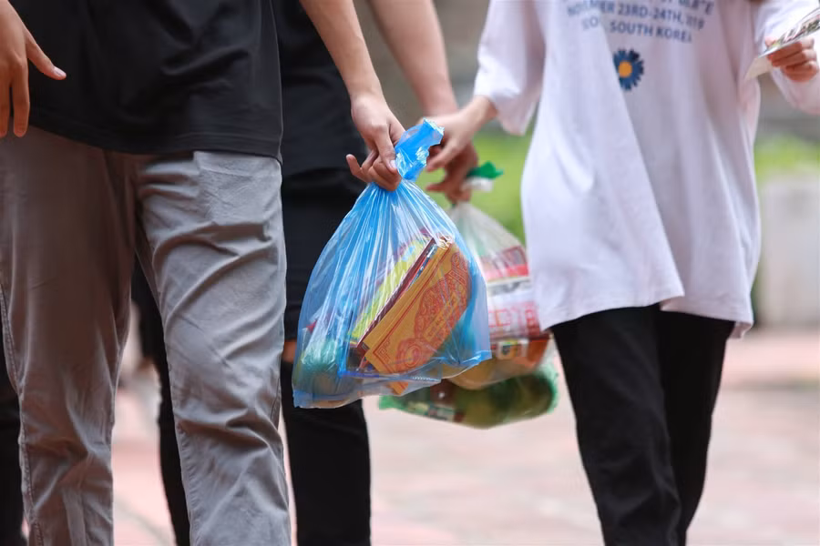 Sĩ tử đổ về Văn Miếu cầu may trước kỳ thi tốt nghiệp THPT ảnh 4