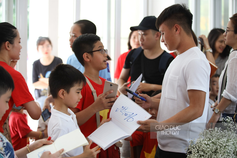 Quang Hải đến cổ vũ tinh thần những cầu thủ nhí trong giải đấu của Trường tiểu học Tây Sơn ảnh 1