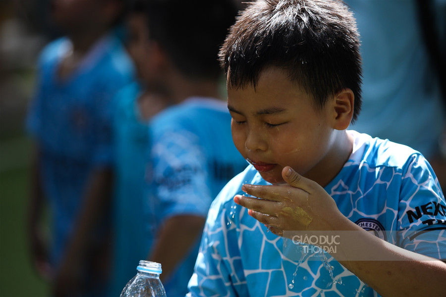 Quang Hải đến cổ vũ tinh thần những cầu thủ nhí trong giải đấu của Trường tiểu học Tây Sơn ảnh 5