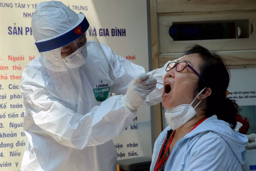 Hà Nội: Tiến hành test nhanh Covid-19 cho những người trở về từ Đà Nẵng