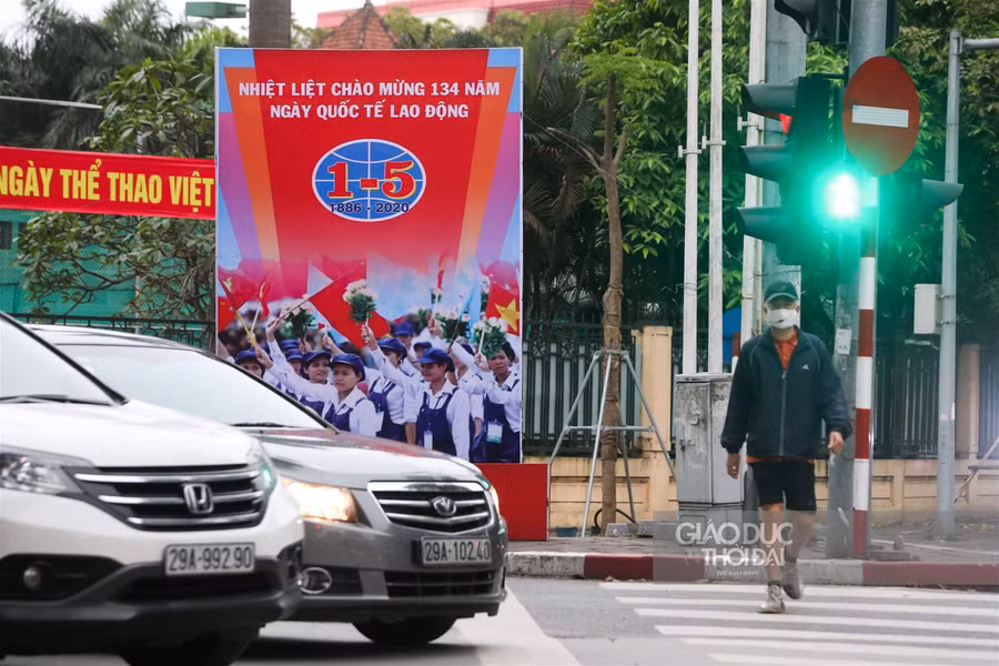 Hà Nội rực rỡ cờ chào mừng các ngày lễ lớn của đất nước ảnh 6