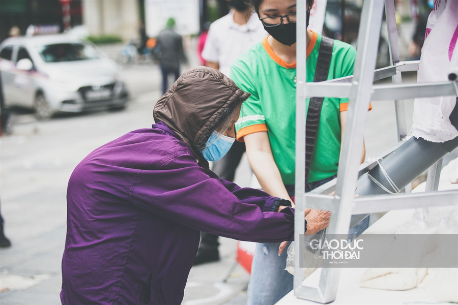 " Cây ATM gạo" thứ 2 tại Hà Nội giúp đỡ những người dân có hoàn cảnh khó khăn ảnh 8 " Cây ATM gạo" thứ 2 tại Hà Nội giúp đỡ những người dân có hoàn cảnh khó khăn ảnh 8