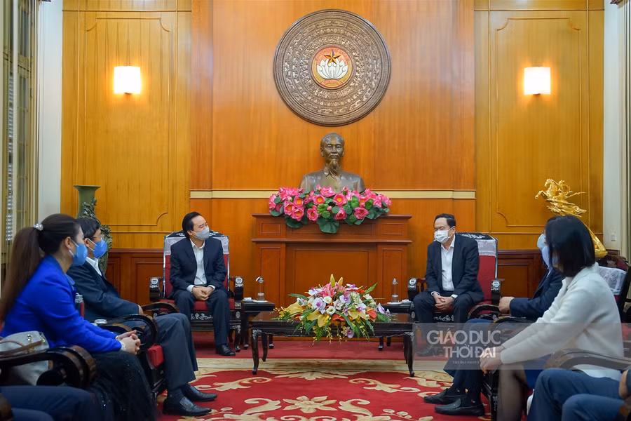 Chủ tịch UBTW MTTQ Việt Nam Trần Thanh Mẫn, trao đổi cùng Bộ trưởng Bộ GD&amp;ĐT Phùng Xuân Nhạ.