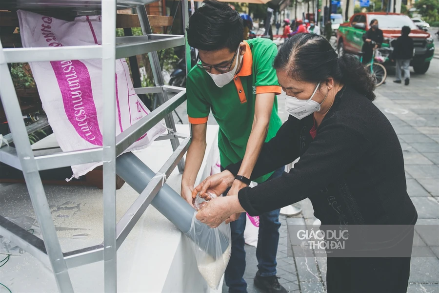 " Cây ATM gạo" thứ 2 tại Hà Nội giúp đỡ những người dân có hoàn cảnh khó khăn