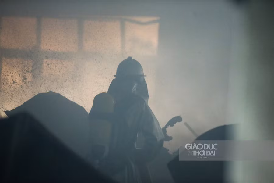 Hà Nội: Cháy lớn xưởng may mặc, cột khói cao hàng trăm mét ảnh 5