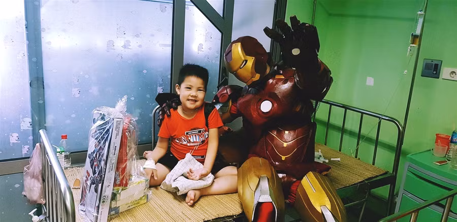"Biệt đội siêu anh hùng" tặng quà những em nhỏ đặc biệt trong ngày 1/6