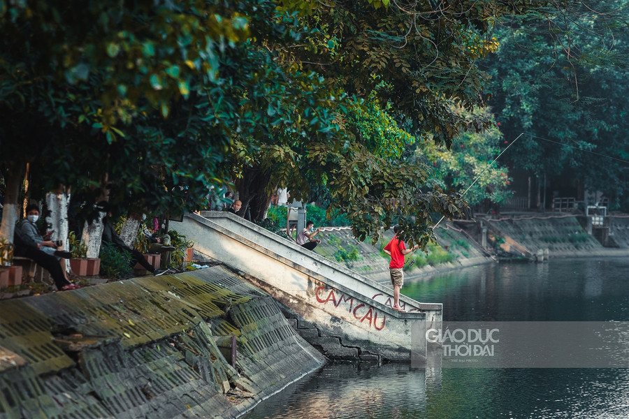 Hà Nội dựng rào chắn, ngăn cấm người đi bộ trong mùa Covid ảnh 2 Hà Nội dựng rào chắn, ngăn cấm người đi bộ trong mùa Covid ảnh 2
