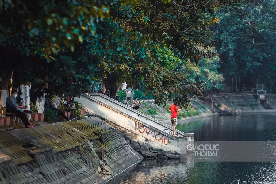 Hà Nội dựng rào chắn, ngăn cấm người đi bộ trong mùa Covid ảnh 2