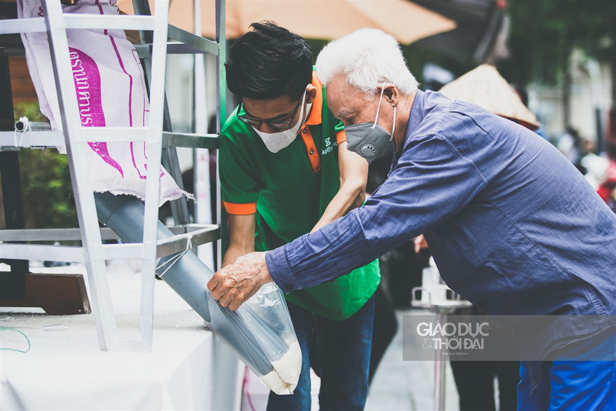 " Cây ATM gạo" thứ 2 tại Hà Nội giúp đỡ những người dân có hoàn cảnh khó khăn ảnh 7 " Cây ATM gạo" thứ 2 tại Hà Nội giúp đỡ những người dân có hoàn cảnh khó khăn ảnh 7