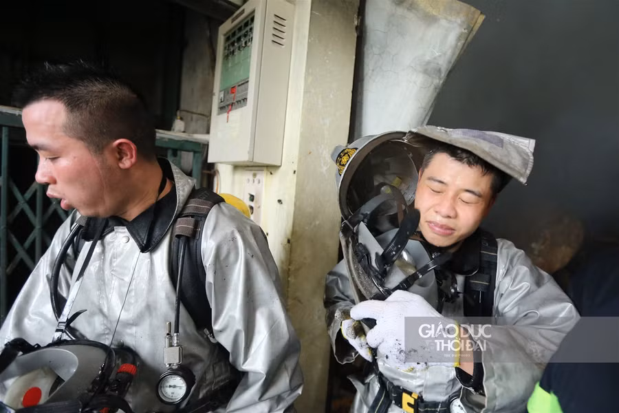 Hà Nội: Cháy lớn xưởng may mặc, cột khói cao hàng trăm mét ảnh 7