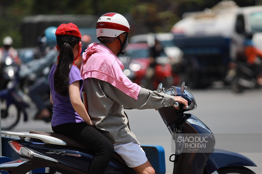Muôn kiểu chống nắng khi Hà Nội 40 độ C ảnh 6