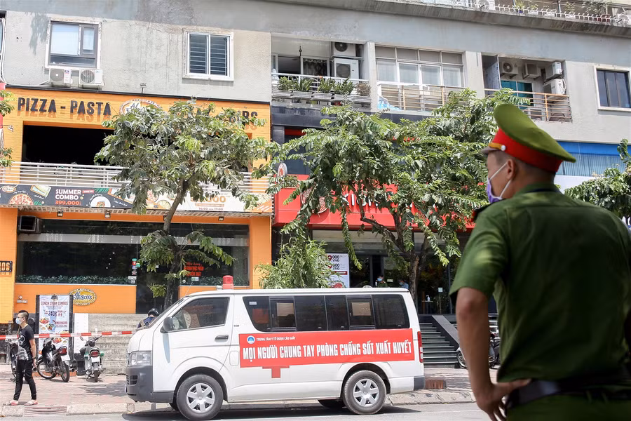 Hà Nội: Test nhanh toàn bộ nhân viên cửa hàng Pizza có người nghi mắc Covid-19 ảnh 1