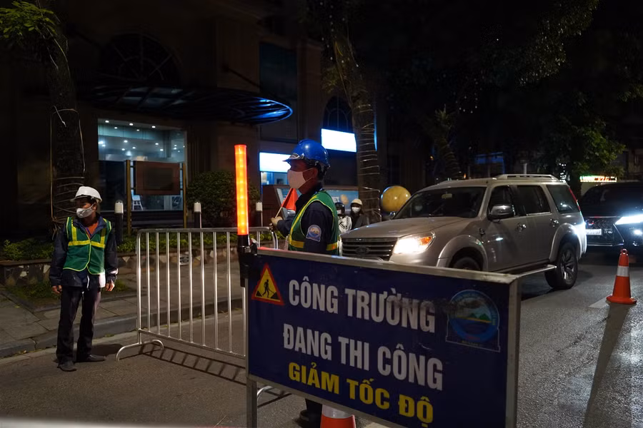 Cận cảnh bờ kè hồ Hoàn Kiếm được thay thế bằng "bê tông trường tồn" ảnh 2