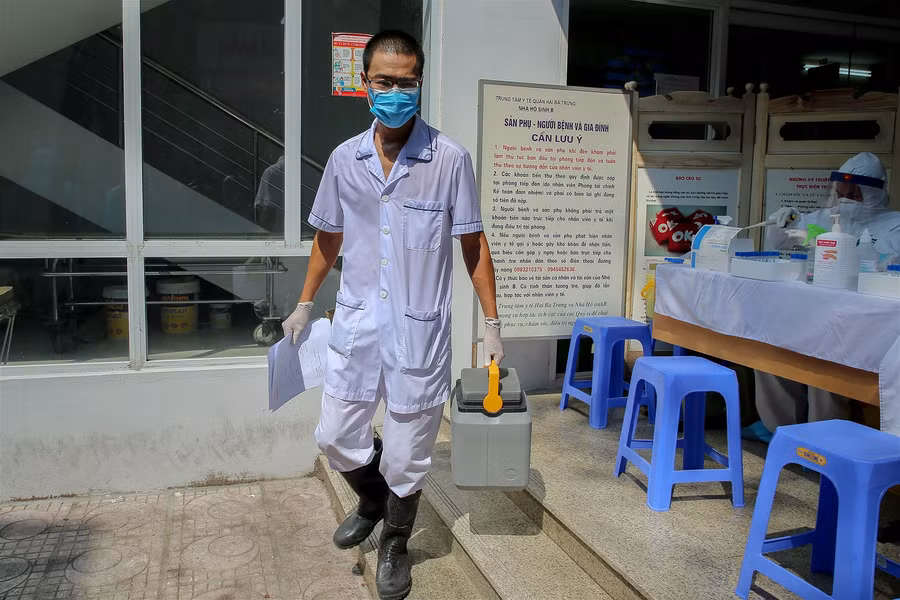 Hà Nội: Tiến hành test nhanh Covid-19 cho những người trở về từ Đà Nẵng ảnh 24