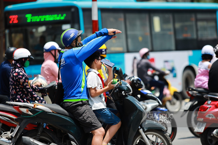 Muôn kiểu chống nắng khi Hà Nội 40 độ C ảnh 9