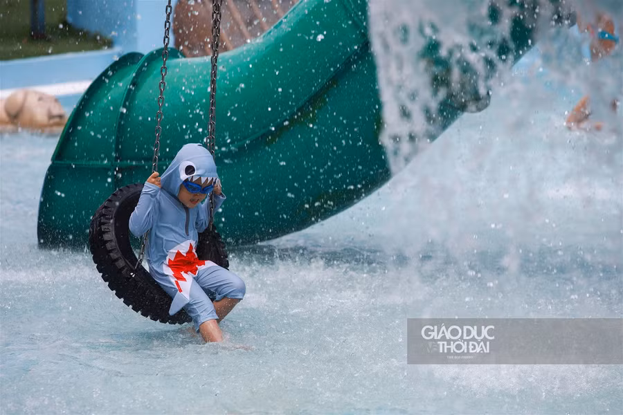 Công viên nước Hồ Tây đón khách sau hơn 3 tháng đóng cửa ảnh 8