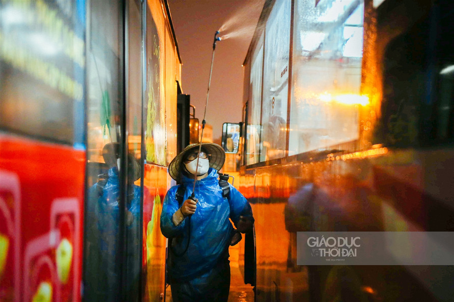 Cận cảnh "tắm" khử khuẩn cho xe buýt ảnh 14