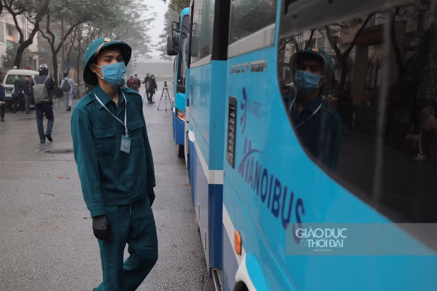 Hà Nội: Đoàn xe buýt đưa hàng trăm người hoàn thành cách ly trở về địa phương ảnh 7