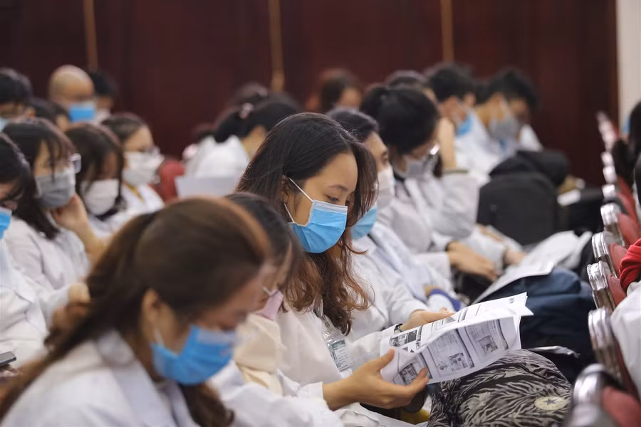 Sinh viên Y khoa tự chế dụng cụ xét nghiệm, tấm chắn giọt bắn tặng bệnh viện