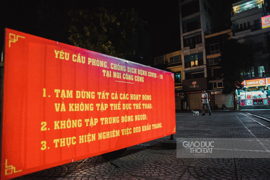 Hà Nội dựng rào chắn, ngăn cấm người đi bộ trong mùa Covid ảnh 7 Hà Nội dựng rào chắn, ngăn cấm người đi bộ trong mùa Covid ảnh 7