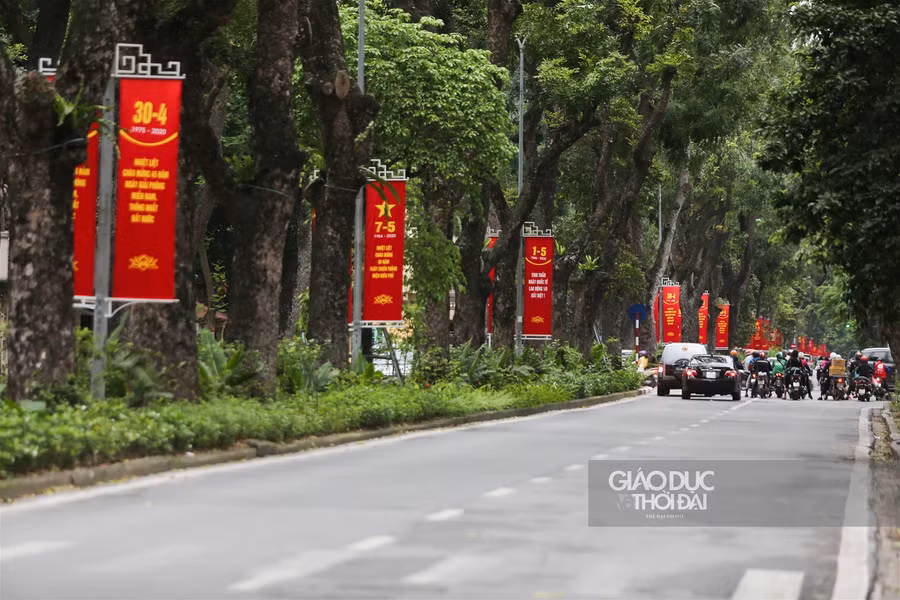 Hà Nội rực rỡ cờ chào mừng các ngày lễ lớn của đất nước ảnh 4