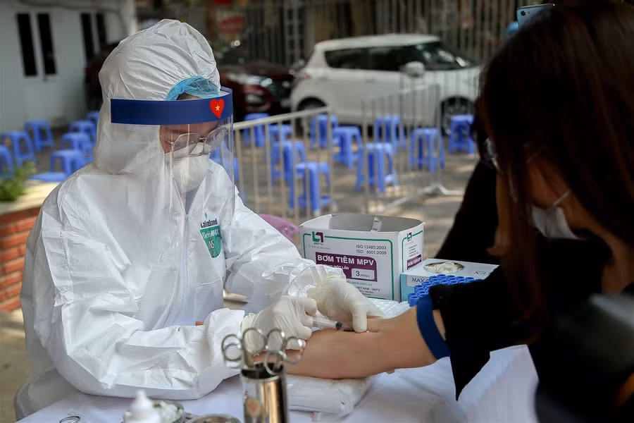 Hà Nội: Tiến hành test nhanh Covid-19 cho những người trở về từ Đà Nẵng ảnh 12