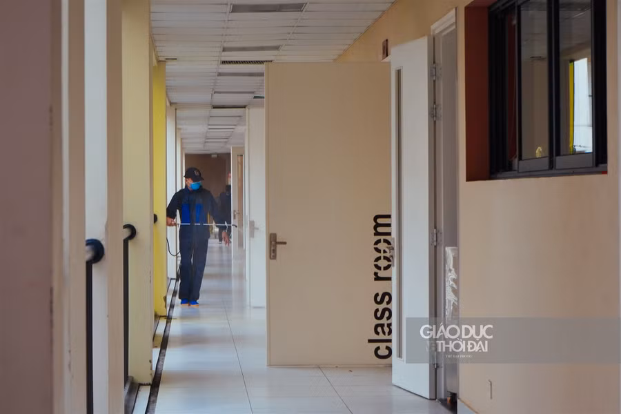 Phun khử khuẩn lớp học, xe buýt trường học chuẩn bị đón trò quay lại trường ảnh 3