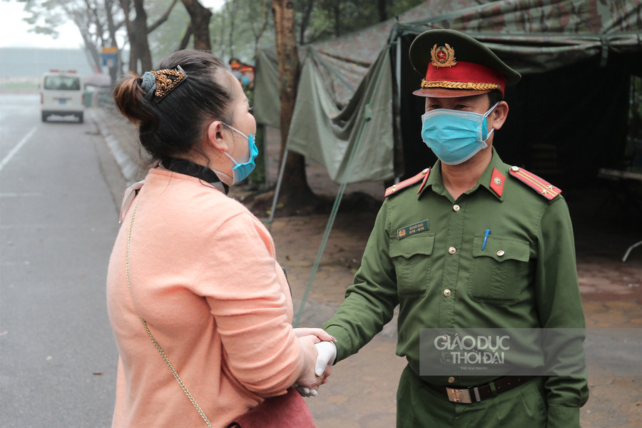 Hà Nội: Đoàn xe buýt đưa hàng trăm người hoàn thành cách ly trở về địa phương ảnh 19