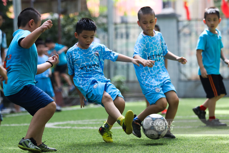 Quang Hải đến cổ vũ tinh thần những cầu thủ nhí trong giải đấu của Trường tiểu học Tây Sơn ảnh 3