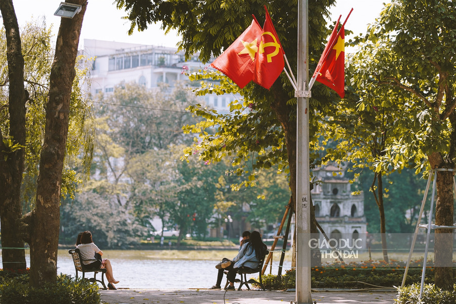 Hà Nội rực rỡ cờ chào mừng các ngày lễ lớn của đất nước ảnh 1