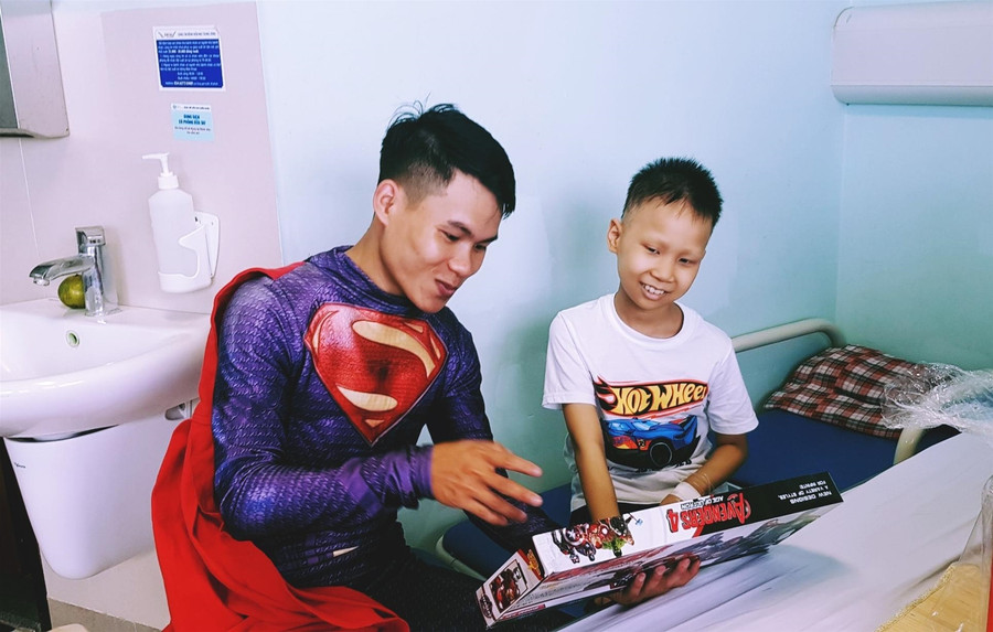 "Biệt đội siêu anh hùng" tặng quà những em nhỏ đặc biệt trong ngày 1/6 ảnh 3