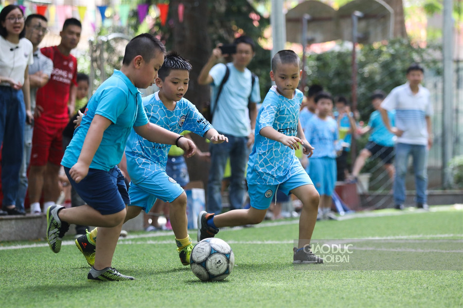 Quang Hải đến cổ vũ tinh thần những cầu thủ nhí trong giải đấu của Trường tiểu học Tây Sơn ảnh 2
