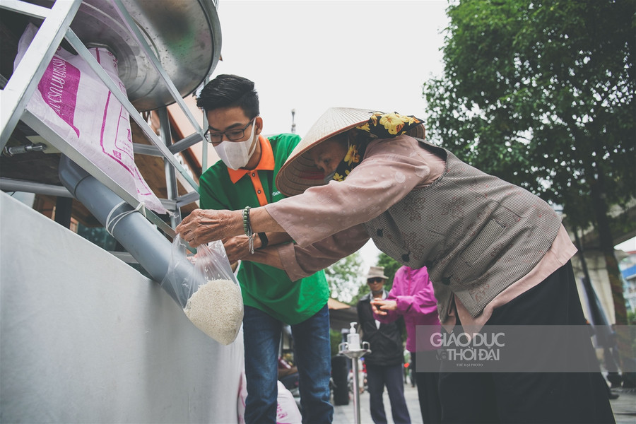 " Cây ATM gạo" thứ 2 tại Hà Nội giúp đỡ những người dân có hoàn cảnh khó khăn ảnh 5 " Cây ATM gạo" thứ 2 tại Hà Nội giúp đỡ những người dân có hoàn cảnh khó khăn ảnh 5