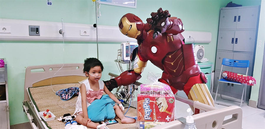 "Biệt đội siêu anh hùng" tặng quà những em nhỏ đặc biệt trong ngày 1/6 ảnh 6