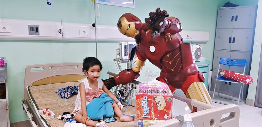 "Biệt đội siêu anh hùng" tặng quà những em nhỏ đặc biệt trong ngày 1/6 ảnh 6