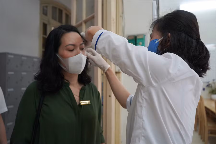 Học sinh Hà Nội háo hức trở lại trường học sau 3 tháng nghỉ phòng, chống Covid-19 ảnh 2