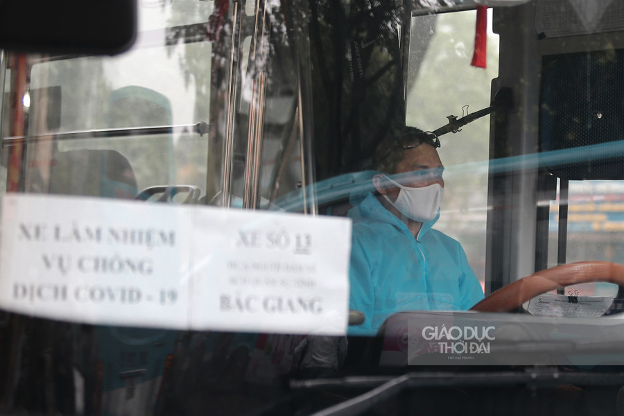 Hà Nội: Đoàn xe buýt đưa hàng trăm người hoàn thành cách ly trở về địa phương ảnh 8