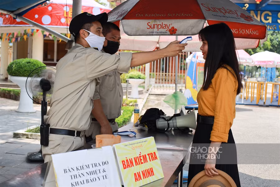 Công viên nước Hồ Tây đón khách sau hơn 3 tháng đóng cửa ảnh 1