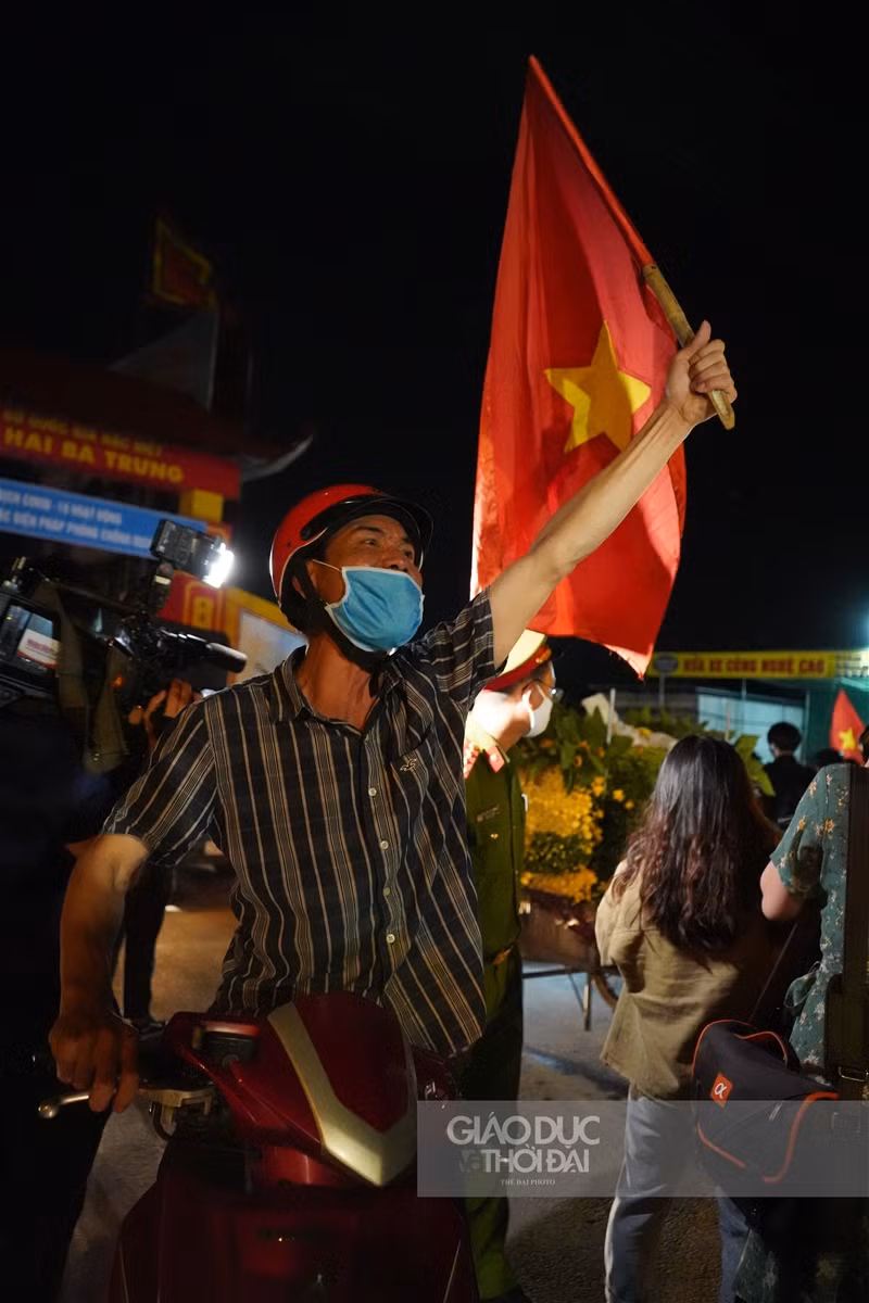 Người dân vui mừng khi dỡ bỏ cách ly thôn Hạ Lôi ảnh 7