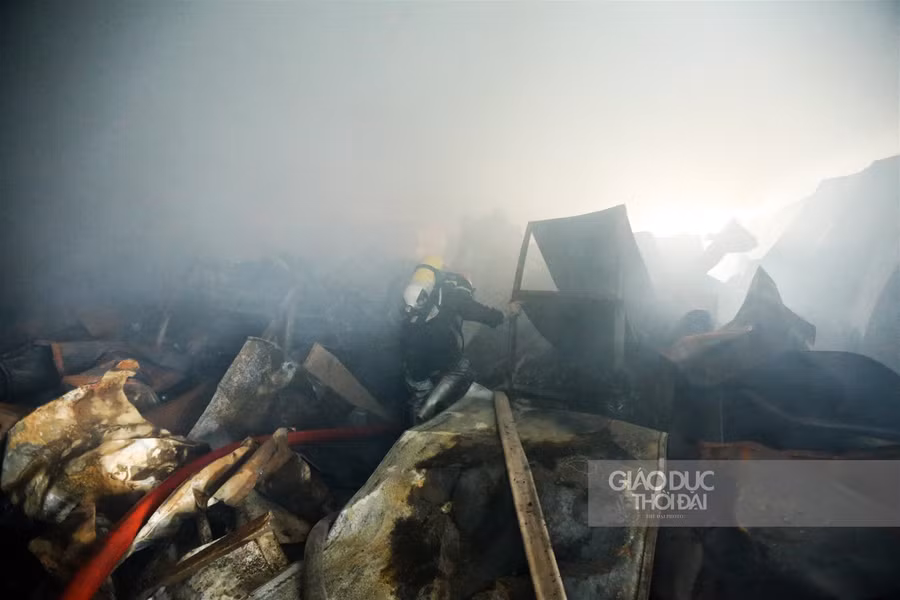 Hà Nội: Cháy lớn xưởng may mặc, cột khói cao hàng trăm mét ảnh 6