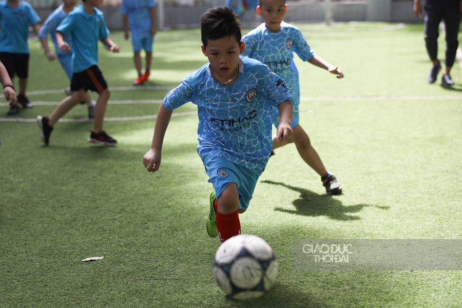 Quang Hải đến cổ vũ tinh thần những cầu thủ nhí trong giải đấu của Trường tiểu học Tây Sơn ảnh 4
