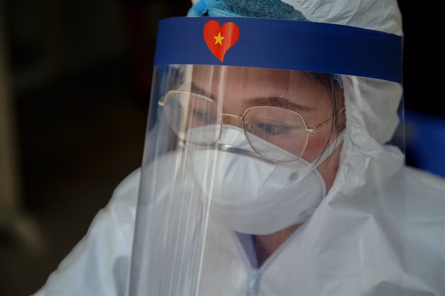 Hà Nội: Tiến hành test nhanh Covid-19 cho những người trở về từ Đà Nẵng ảnh 21